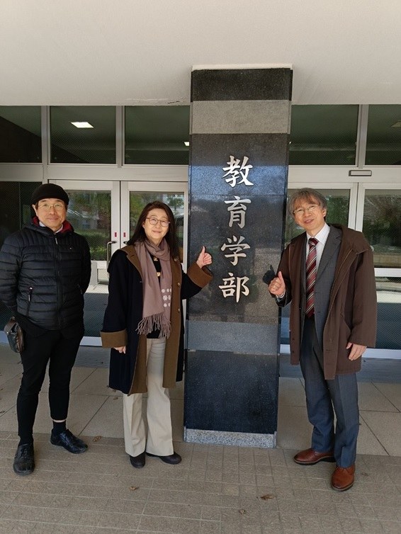 教育学部訪問

左から松永教授、盧学長、藤田教育学部長